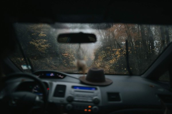 Quels sont les avantages des revêtements antireflet pour les pare-brises de voiture ?